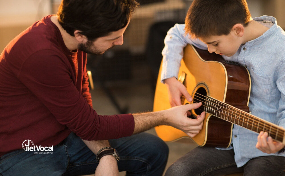 alt: Hình ảnh một người đang chơi đàn guitar
