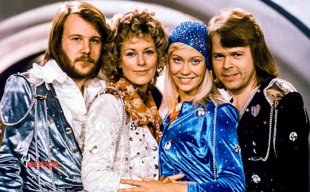 alt text: Ban nhạc ABBA, với hai thành viên nữ Anni-Frid Lyngstad và Agnetha Fältskog ở phía trước và hai thành viên nam Björn Ulvaeus và Benny Andersson ở phía sau, tạo dáng chụp ảnh.