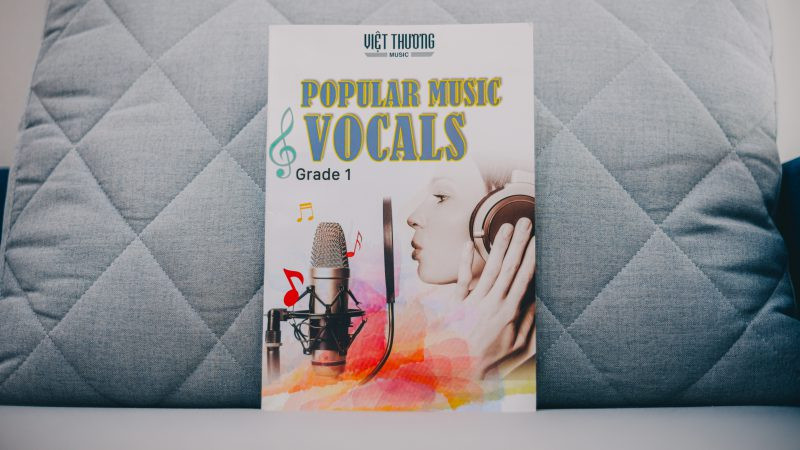 alt text: Hình ảnh giáo viên hướng dẫn học viên chơi đàn piano