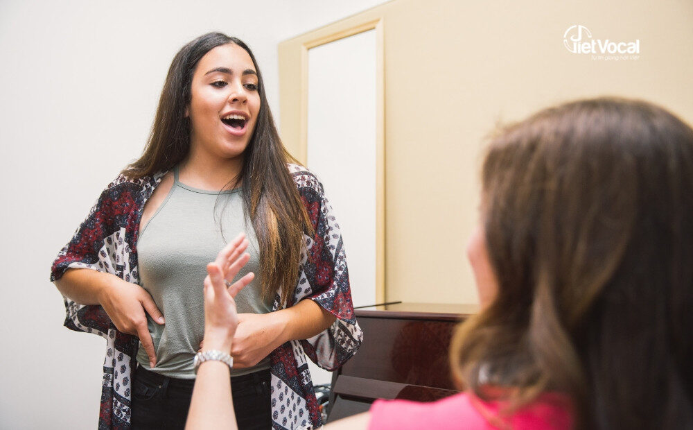 alt text: Hình ảnh minh họa các bài tập khởi động giọng hát