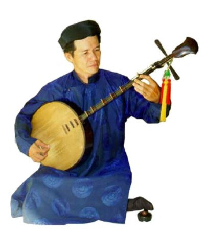 alt text:  Hình ảnh minh hoạ tư thế ngồi chơi đàn nguyệt đúng cách.