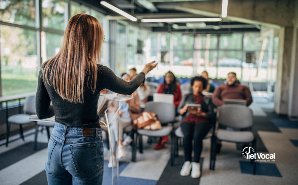 alt text: Hình ảnh một ca sĩ đang biểu diễn trên sân khấu