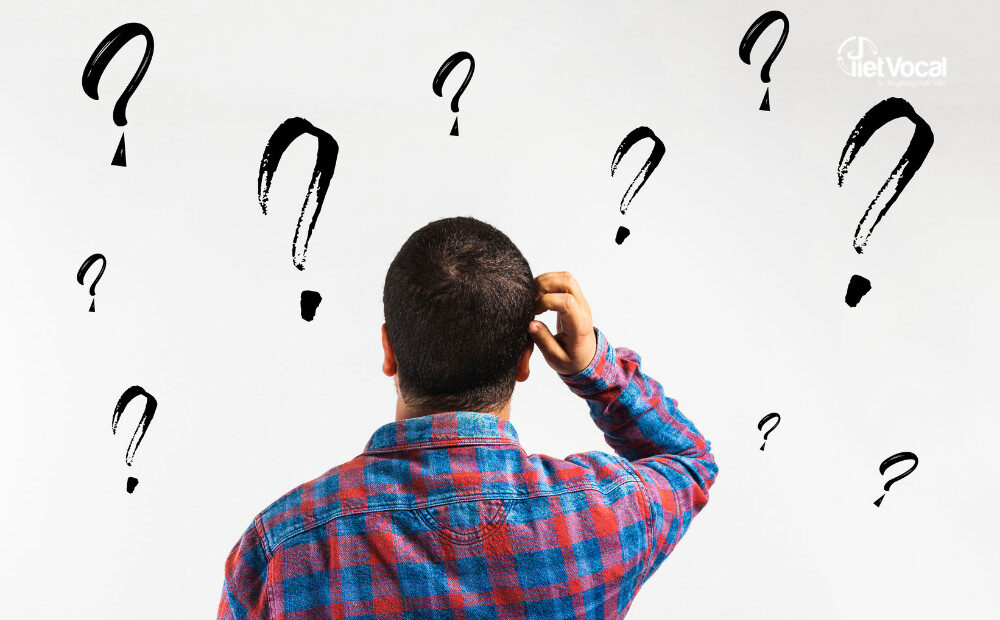 alt text: Một cô gái đang hát