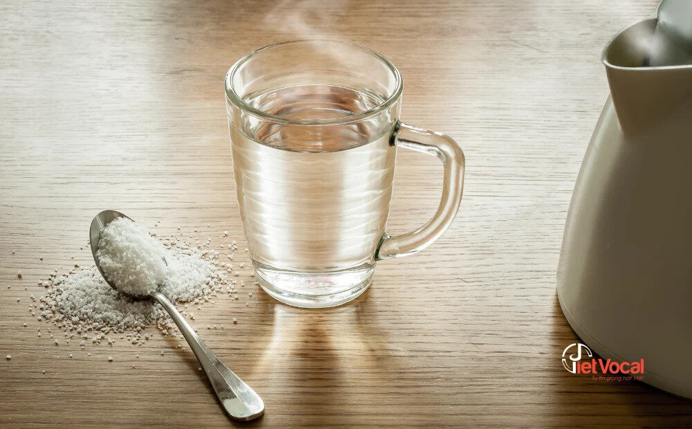 alt text: Ngâm tay trong nước ấm pha muối