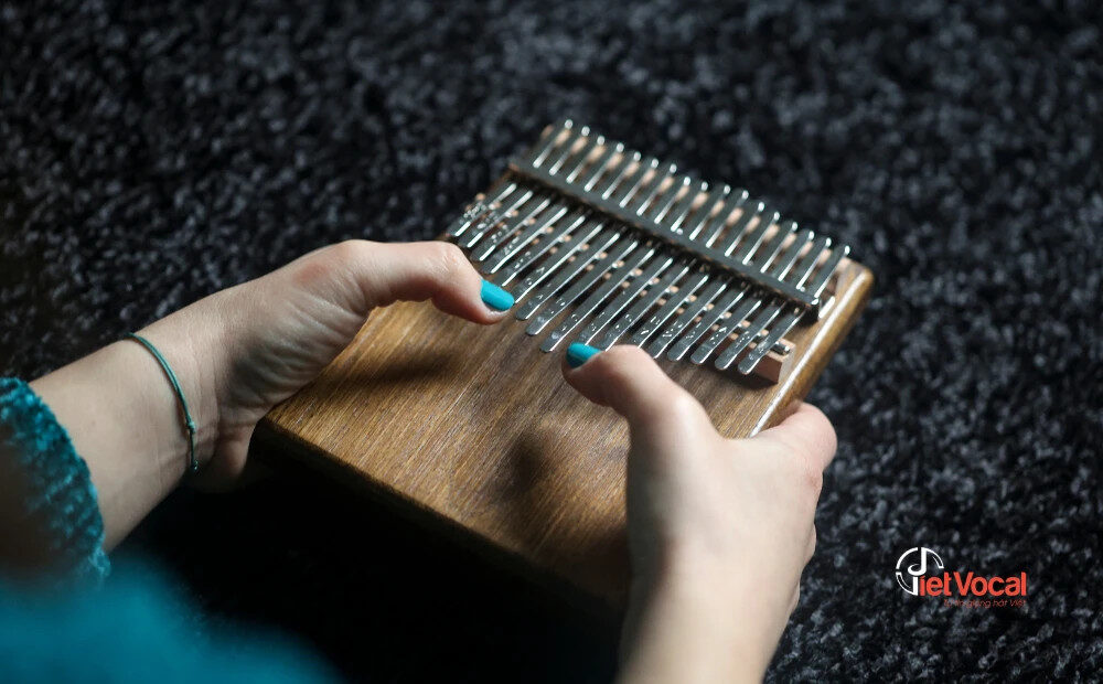 alt text: Người chơi đàn kalimba đang nghỉ ngơi