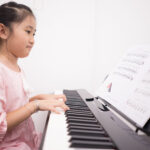 Trẻ em cần âm nhạc trong những ngày buồn chán