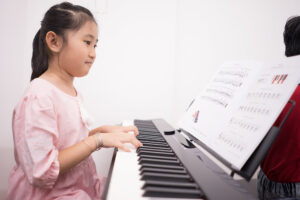 Trẻ em cần âm nhạc trong những ngày buồn chán