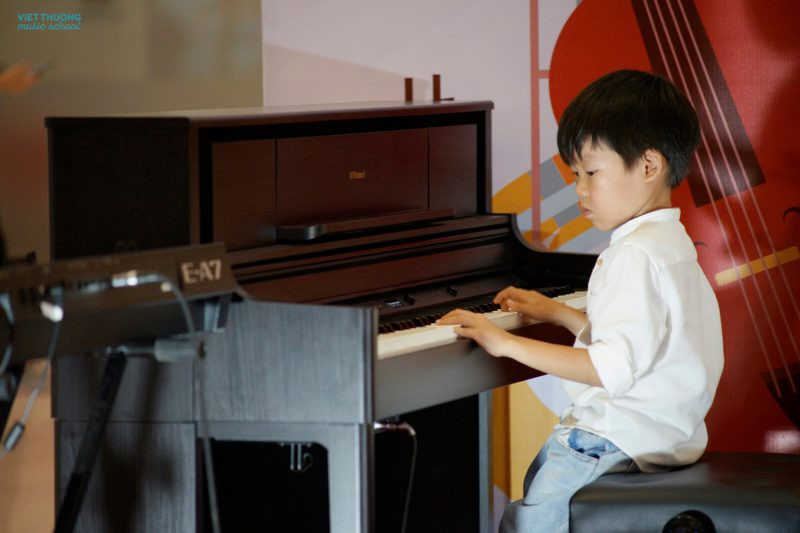 Bé chơi đàn piano
