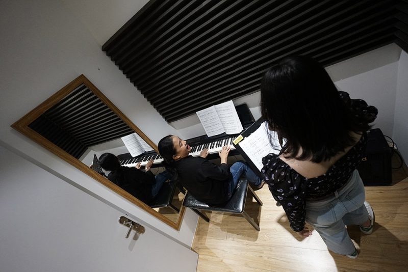 Hình ảnh trẻ em chơi nhạc cụ tại Việt Thương Music