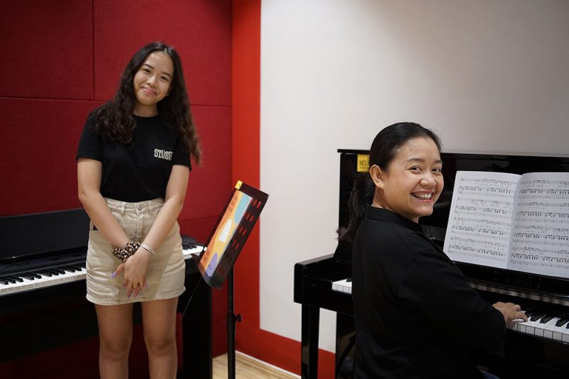 Học viên biểu diễn âm nhạc