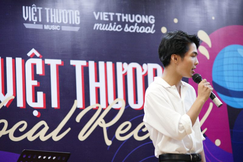 Học viên biểu diễn guitar và hát tại Vocals Recital 2020