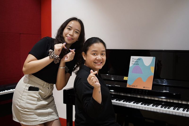 Học viên chơi nhạc cụ tại Việt Thương Music