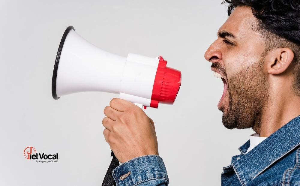 Mô tả thói quen la hét gây áp lực lên thanh quản