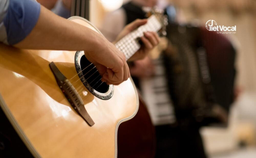 Một người chơi đàn Guitar