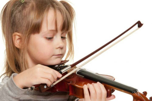 Một người đang chơi đàn guitar