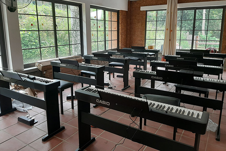 Sự khác nhau giữa tự học đàn piano và đi đến lớp