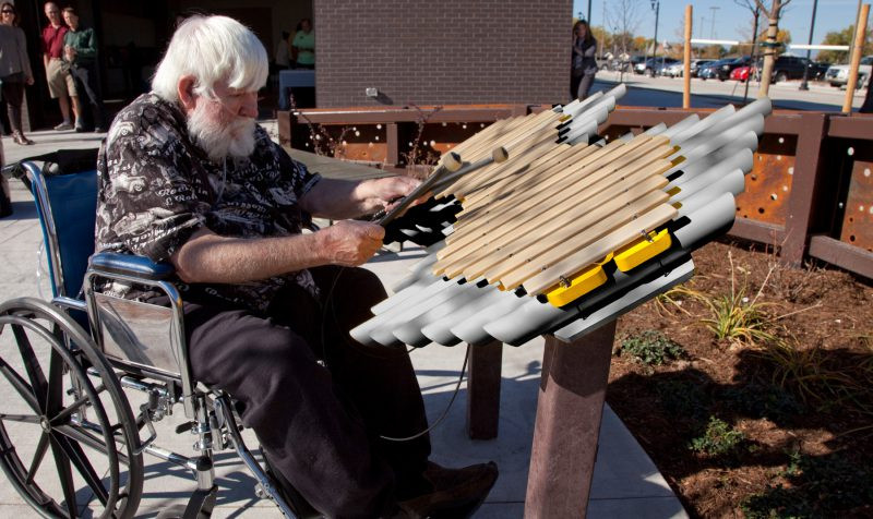 Người cao tuổi tham gia hoạt động âm nhạc