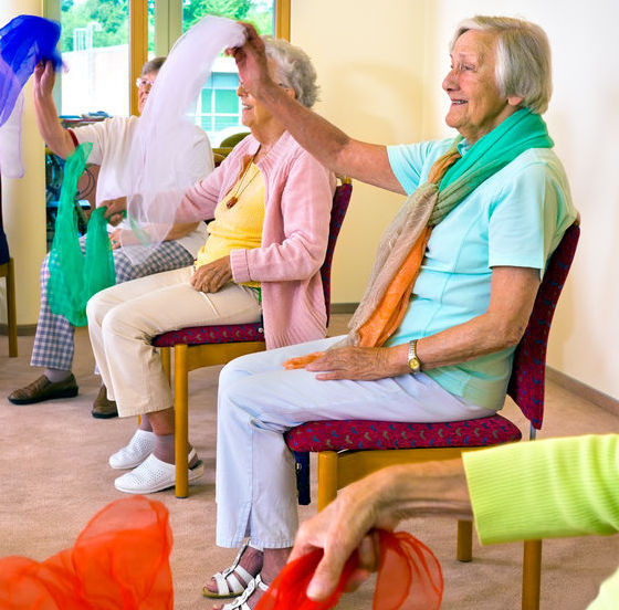 Người cao tuổi vui vẻ với âm nhạc