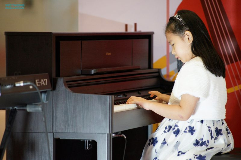 Trẻ em biểu diễn âm nhạc