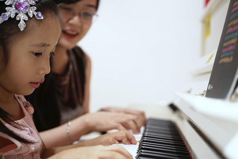 Trẻ em học nhạc tại Việt Thương Music. Cần lựa chọn độ tuổi phù hợp cho trẻ học nhạc